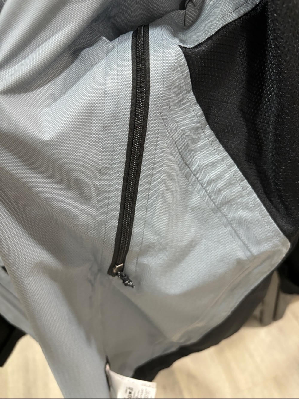 Mountain Hardwear Black Hooded Rain Jacket. - Picture 5 of 9
